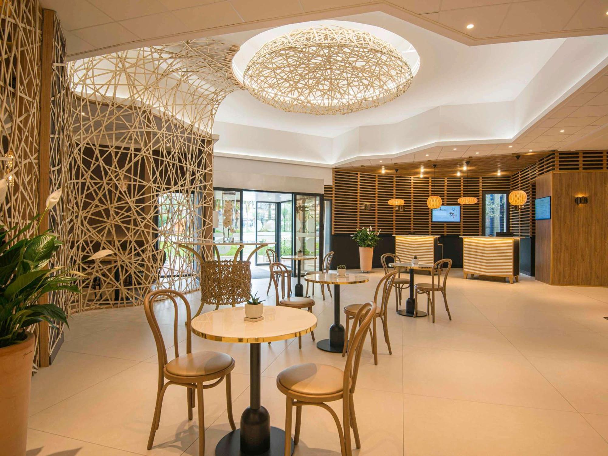 Novotel Arenas Aeroport 4*